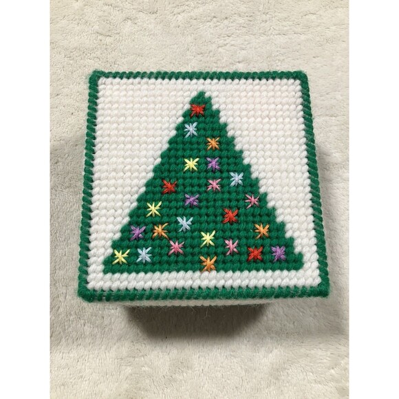 (6) Vintage Handmade Christmas Tree Coasters Yarn & Plastic Canvas Needlework - Picture 2 of 6